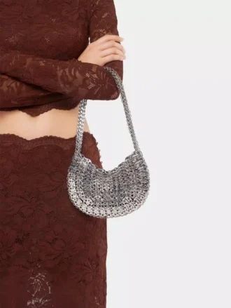 Icónico bolso Moon Bag de 1969 en color plateado