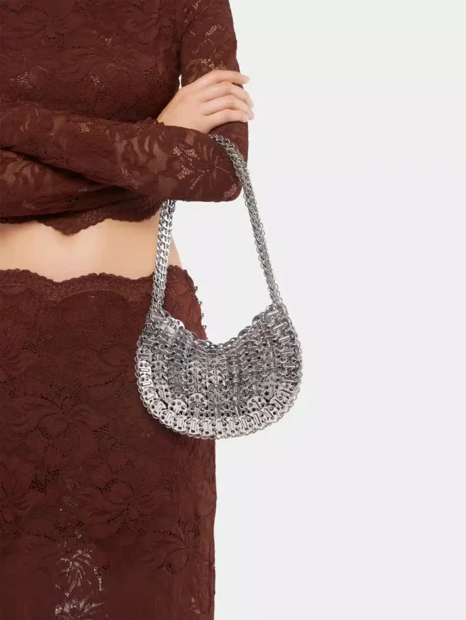 Icónico bolso Moon Bag de 1969 en color plateado