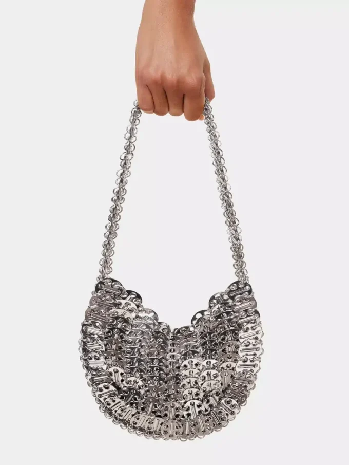 Icónico bolso Moon Bag de 1969 en color plateado
