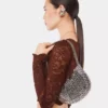 Icónico bolso Moon Bag de 1969 en color plateado
