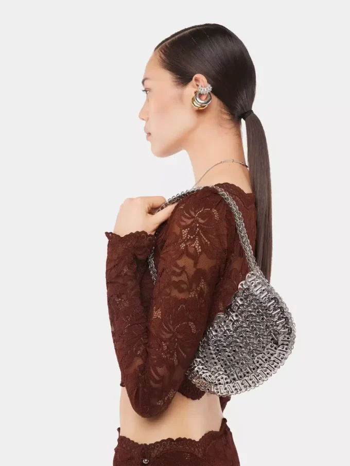 Icónico bolso Moon Bag de 1969 en color plateado