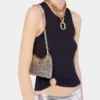 Camiseta negra sin mangas con detalle perforado característico