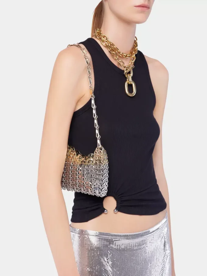 Camiseta negra sin mangas con detalle perforado característico