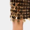 La falda de discos dorados brillantes