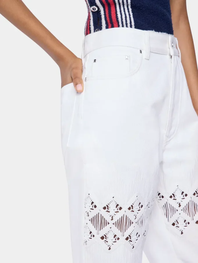 Pantalones de mezclilla con detalles bordados