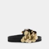 Sandalias adornadas con lentejuelas