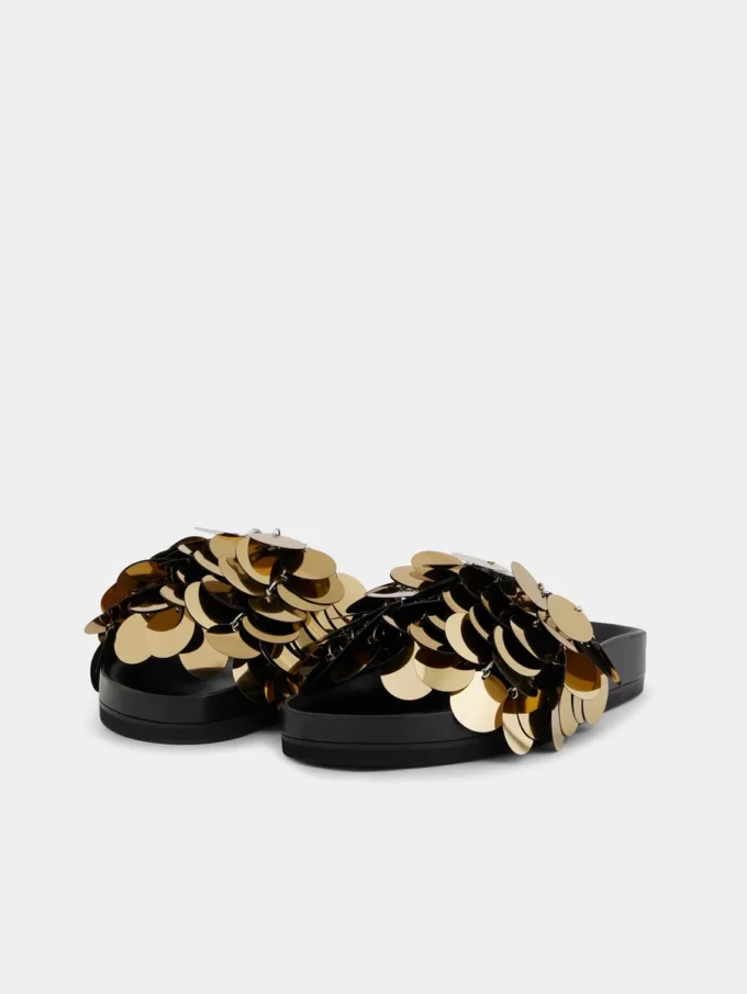 Sandalias adornadas con lentejuelas