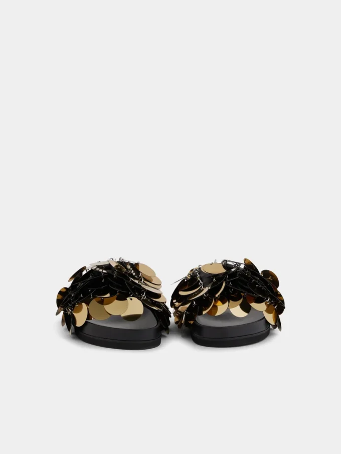 Sandalias adornadas con lentejuelas