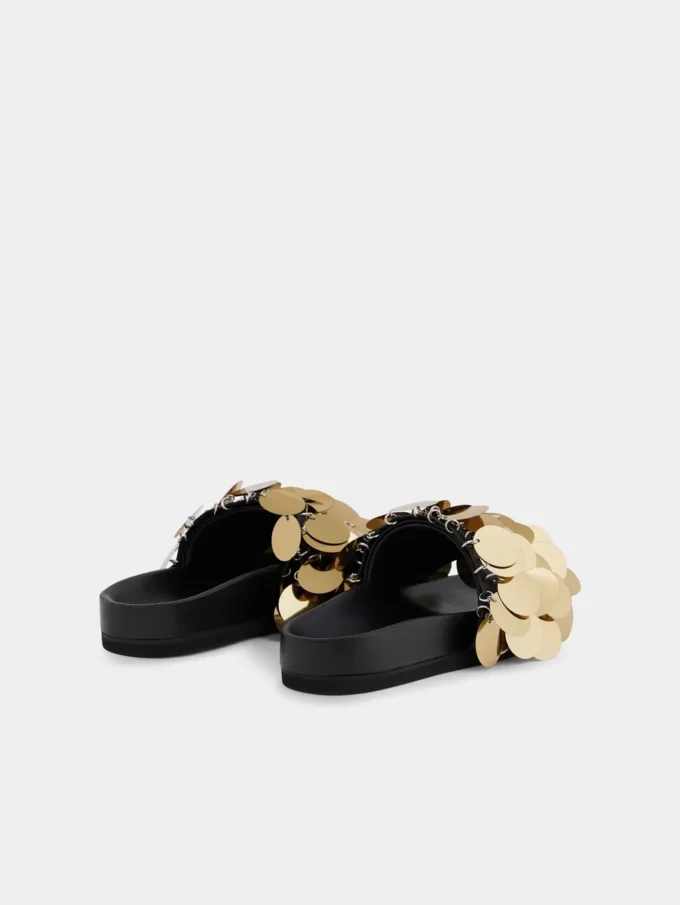 Sandalias adornadas con lentejuelas