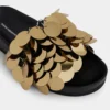 Sandalias adornadas con lentejuelas