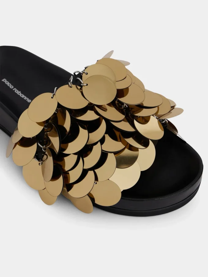 Sandalias adornadas con lentejuelas