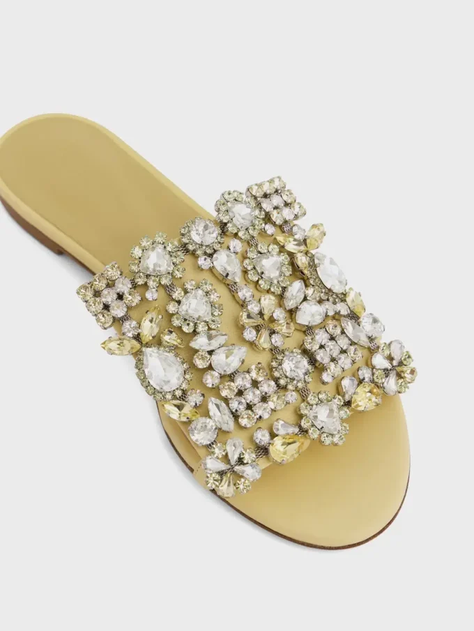 Sandalias planas con pedrería