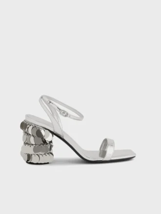 Sandalias plateadas con tacones de disco brillante