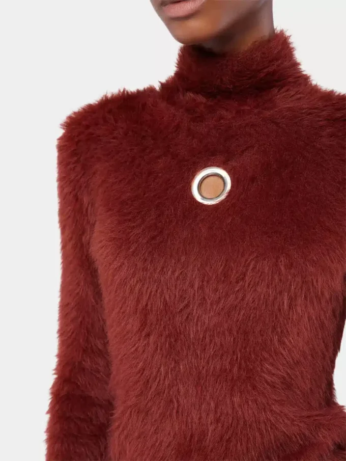 Top de cuello alto de punto cepillado.
