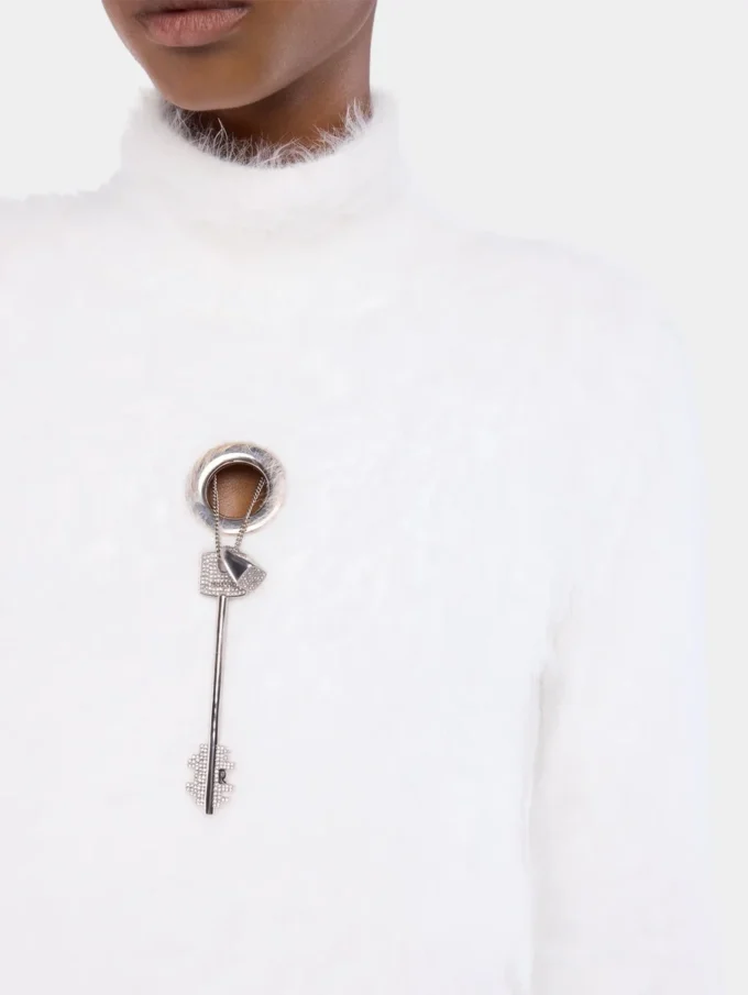 Top de cuello alto de punto cepillado.