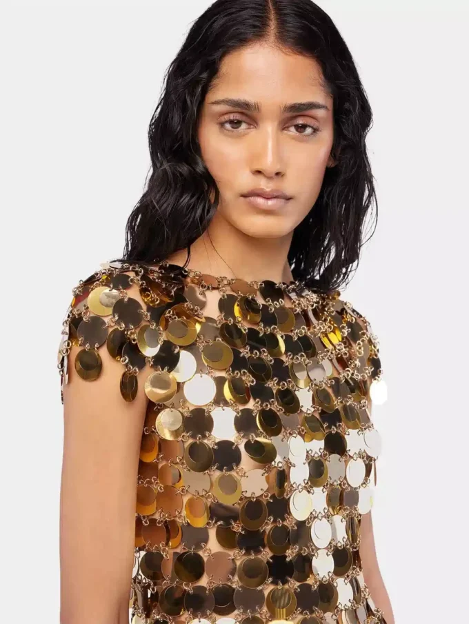 Top dorado con discos brillantes