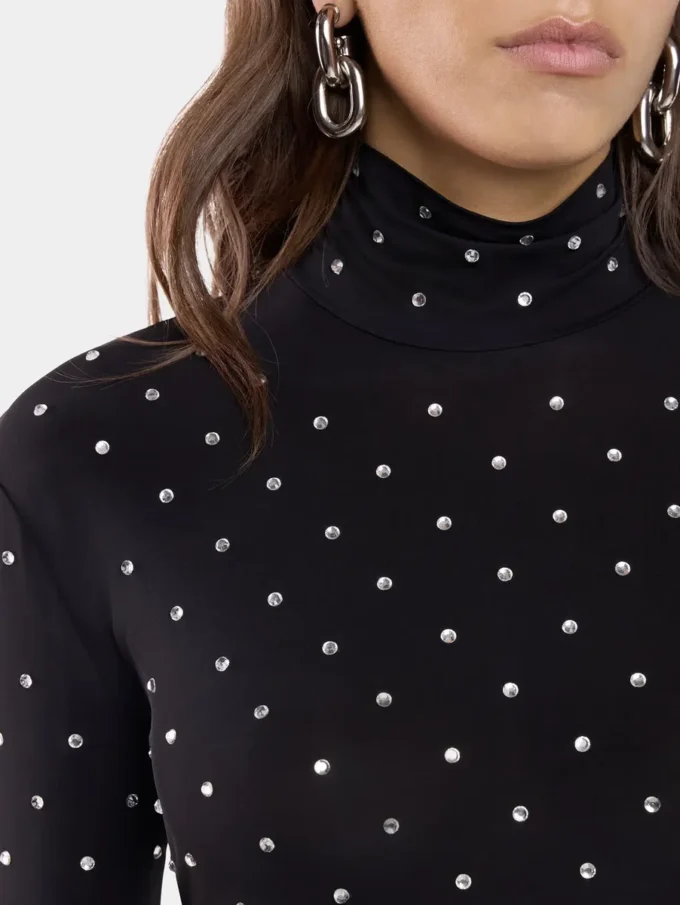 Top negro adornado con cristales en jersey segunda piel.