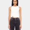 Camiseta sin mangas blanca con detalle perforado característico