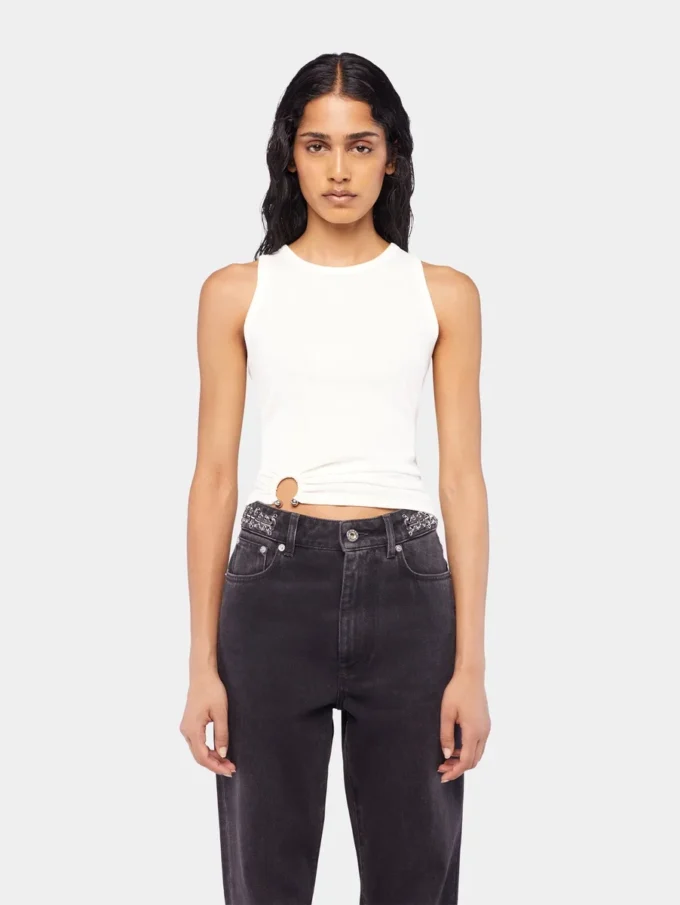 Camiseta sin mangas blanca con detalle perforado característico