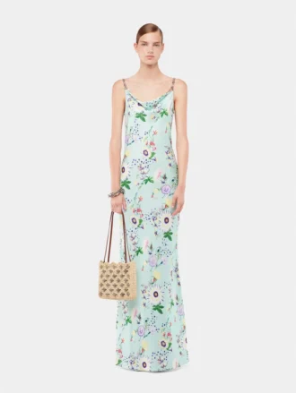 Vestido con estampado floral y detalles de cadenas
