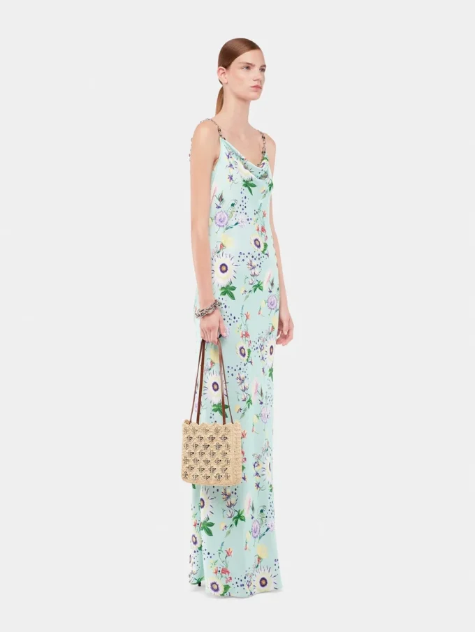Vestido con estampado floral y detalles de cadenas