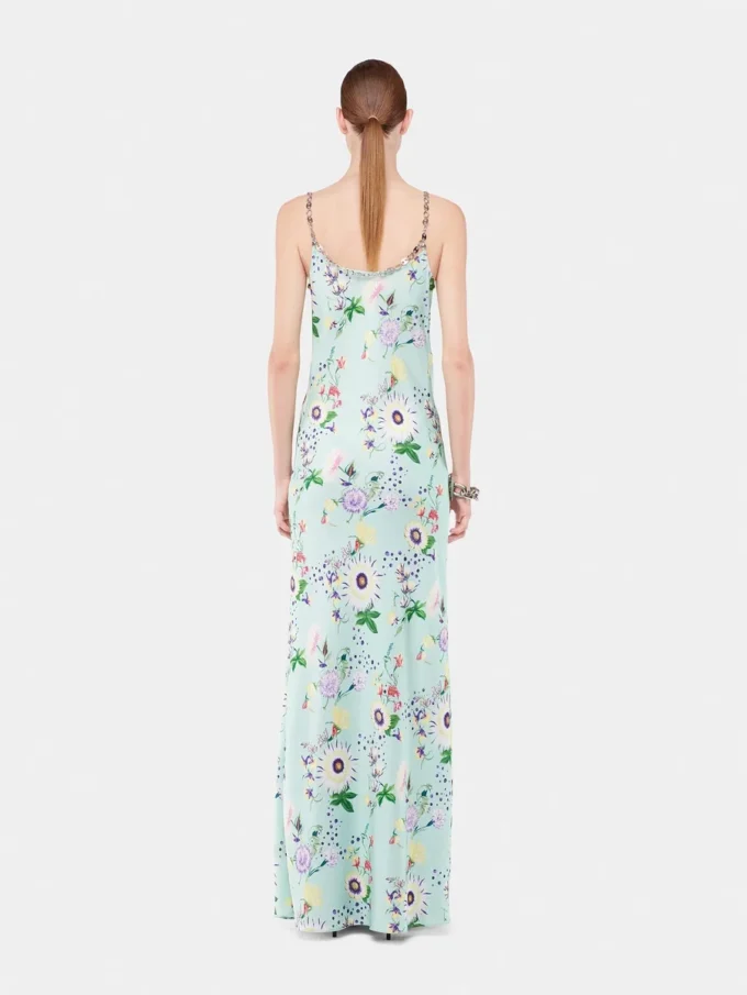 Vestido con estampado floral y detalles de cadenas