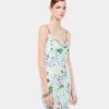 Vestido con estampado floral y detalles de cadenas