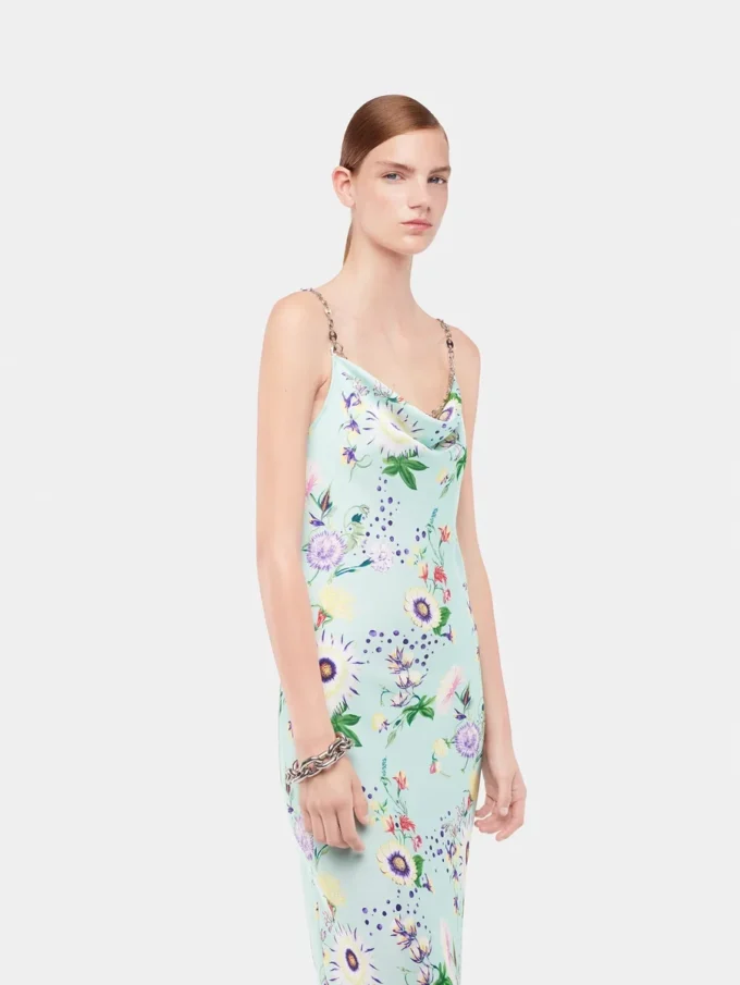 Vestido con estampado floral y detalles de cadenas