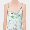 Vestido con estampado floral y detalles de cadenas