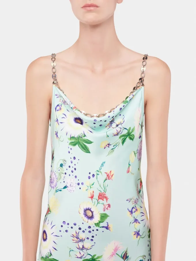 Vestido con estampado floral y detalles de cadenas