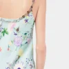 Vestido con estampado floral y detalles de cadenas