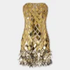 Vestido corto dorado en ensamblaje