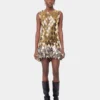 Vestido corto dorado en ensamblaje
