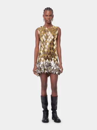 Vestido corto dorado en ensamblaje