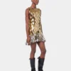 Vestido corto dorado en ensamblaje
