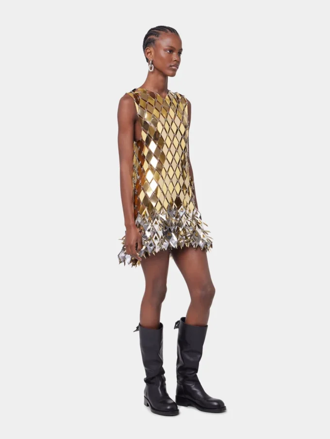 Vestido corto dorado en ensamblaje
