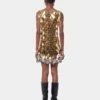 Vestido corto dorado en ensamblaje