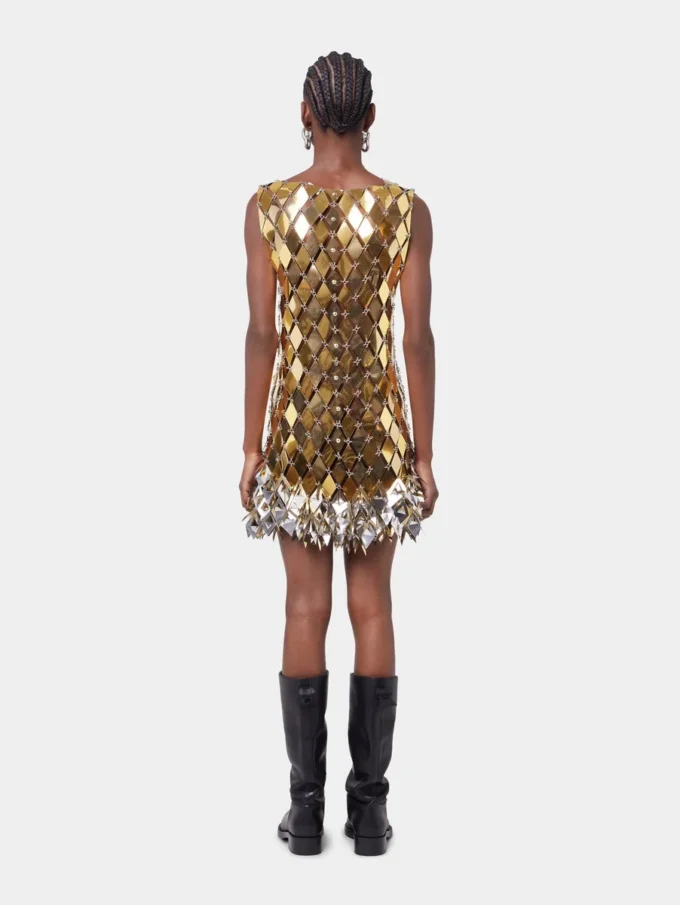 Vestido corto dorado en ensamblaje