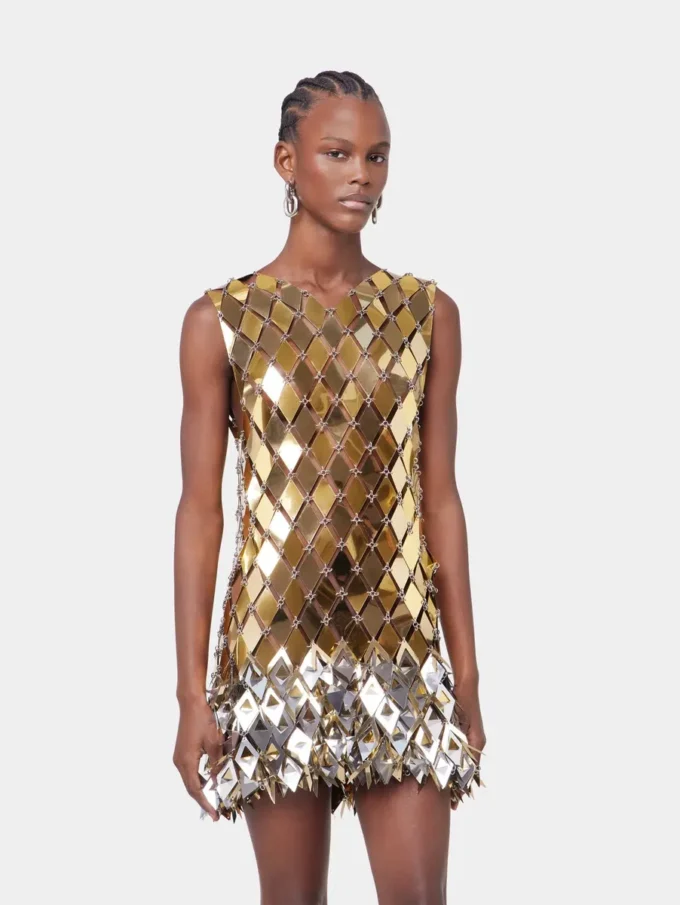 Vestido corto dorado en ensamblaje