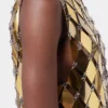Vestido corto dorado en ensamblaje