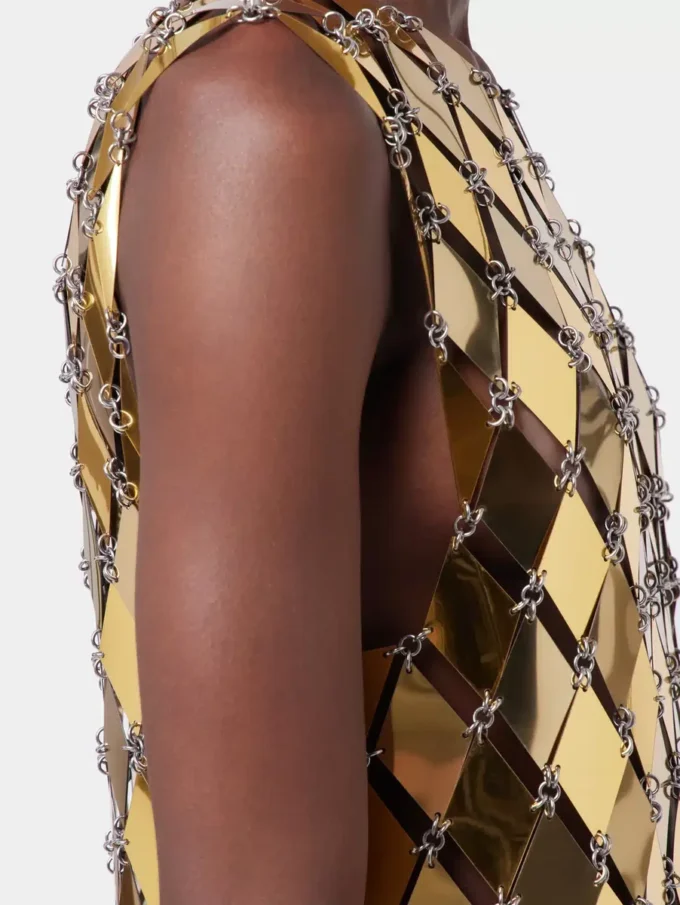 Vestido corto dorado en ensamblaje