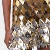Vestido corto dorado en ensamblaje