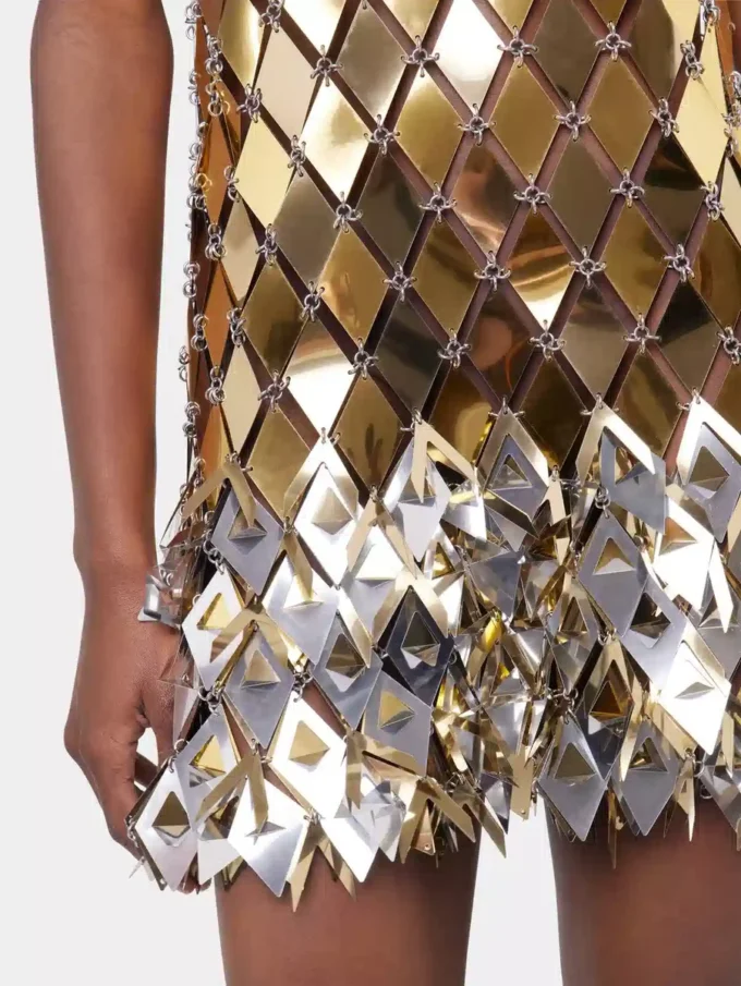 Vestido corto dorado en ensamblaje
