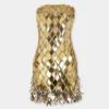 Vestido corto dorado en ensamblaje