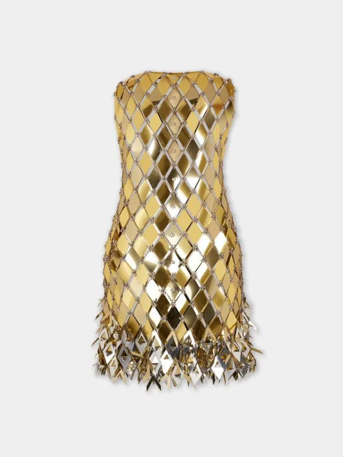 Vestido corto dorado en ensamblaje