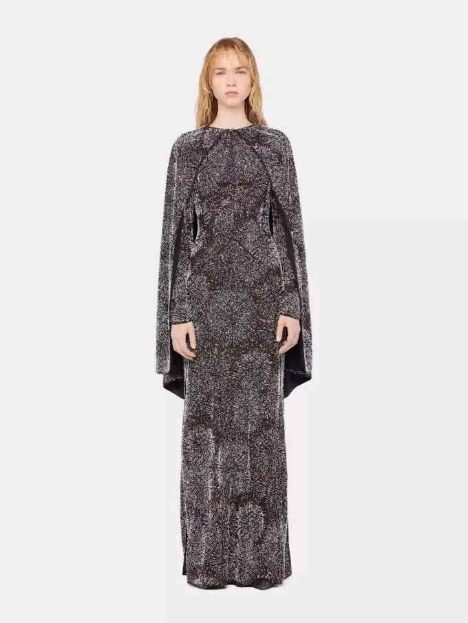 Vestido de crepé con bordado de perlas