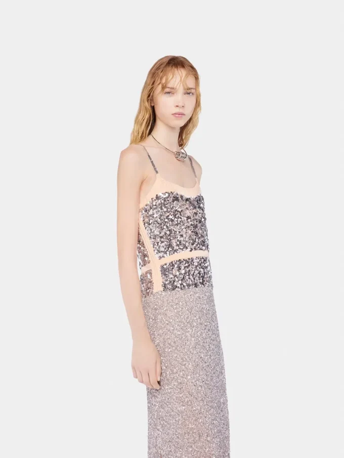Vestido de gasa con lentejuelas plateadas
