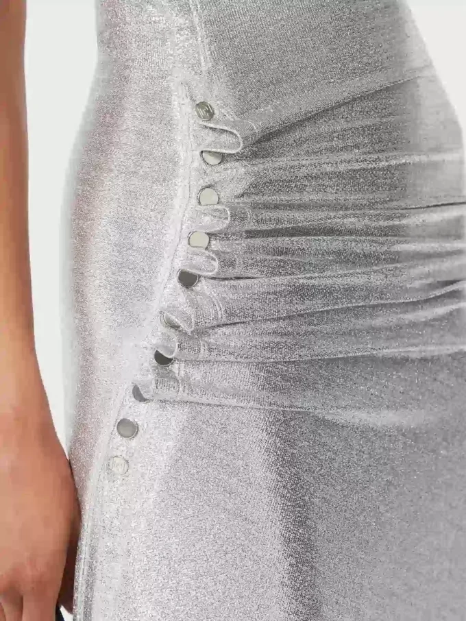 Vestido drapeado plateado con cierre de presión en lurex