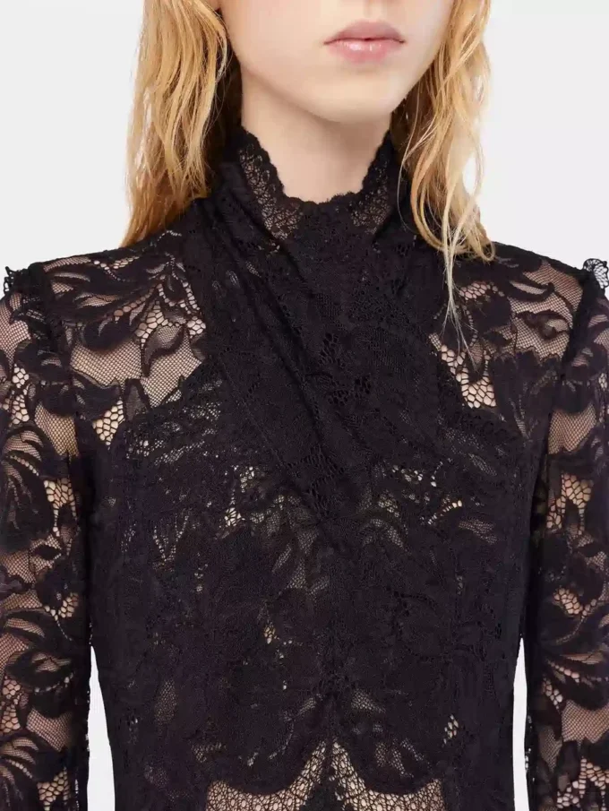 Vestido largo de encaje con detalles recortados