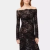 Vestido largo negro de encaje con cuello bardot